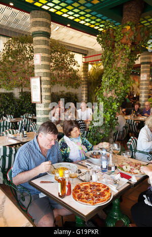 Les gens de manger dans une pizzeria & crêperie restaurant Picasso, Puerto Banus, Marbella Andalousie Espagne Banque D'Images