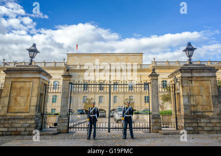 BOGOTA, COLOMBIE - 21 avril : Les Protecteurs sont devant le palais présidentiel, connu sous le nom de la Casa de Nariño, à Bogota, Colombie Banque D'Images