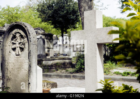 Les pierres tombales du cimetière de style gothique, à la tombée de la traverse Banque D'Images