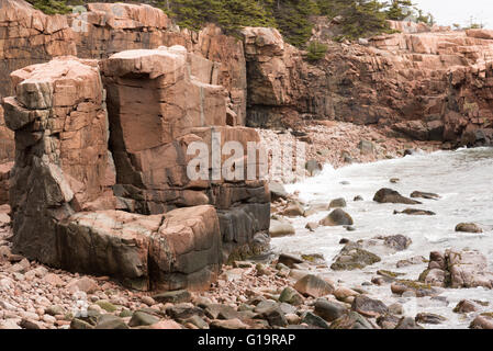 La structure du roc au large de la côte de l'Acadie Park situé à Bar Harbor, Maine. La structure rocheuse m'a rappelé d'une paire de bottes. Banque D'Images