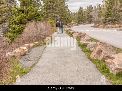 Un couple de prendre un après-midi promenade pittoresque dans l'Acadia National Park, Bar Harbour, moi. Banque D'Images