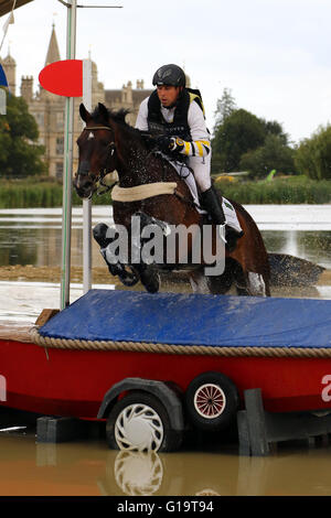 Sam Griffiths (Australie), le temps heureux équitation Cross Country à la Land Rover Burghley Horse Trials, 5 septembre 2015 Banque D'Images