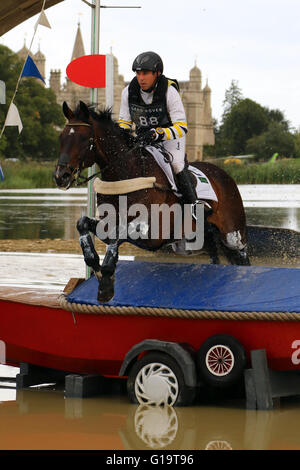 Sam Griffiths (Australie), le temps heureux équitation Cross Country à la Land Rover Burghley Horse Trials, 5 septembre 2015 Banque D'Images