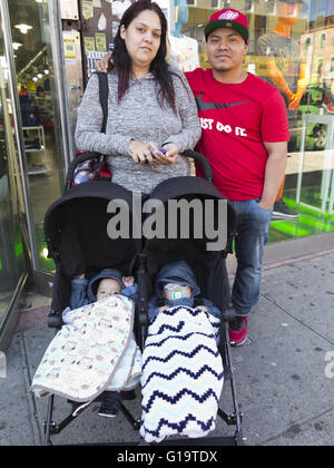 La famille guatémaltèque pour la Fête des mères dans le largement, hispanique, Sunset Park quartier de Brooklyn, NY, le 8 mai 2016. Banque D'Images