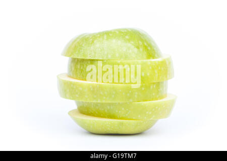 Tranches de pomme verte sur fond blanc, stock photo Banque D'Images