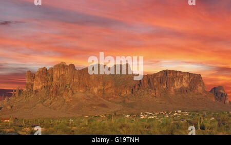 Coucher de soleil sur montagne dans le désert de Phoenix, Arizona, USA Banque D'Images