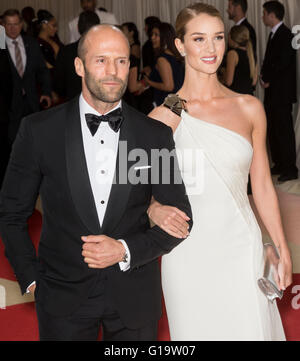 La ville de New York, USA - 2 mai 2016 : l'acteur Jason Statham et Guillaume Gallienne modèle assiste au Gala 2016 s'est réuni Banque D'Images