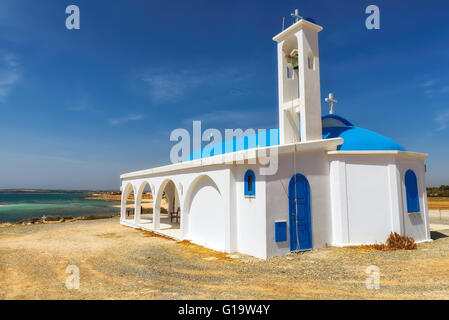 Chapelle blanche sur une rive à Aiya Napa, Chypre Banque D'Images