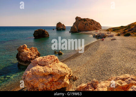 Aphrodite Beach au coucher du soleil, Paphos. Chypre. Banque D'Images