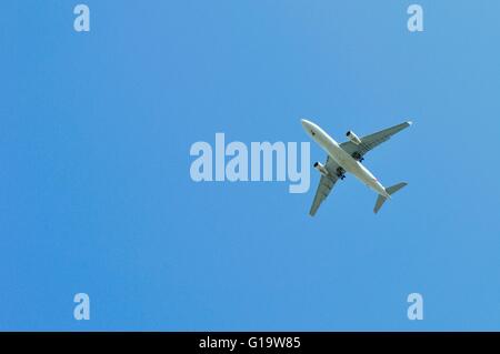 Grand vol d'un avion de passagers dans le ciel bleu Banque D'Images