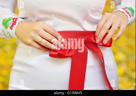 Les mains de la mariée dans le style ukrainien Banque D'Images