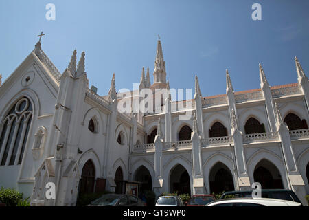 Ciel bleu sur la Basilique San Thome à Chennai, anciennement Madras, en Inde Banque D'Images