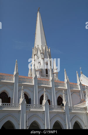 Ciel bleu sur la Basilique San Thome à Chennai, anciennement Madras, en Inde Banque D'Images