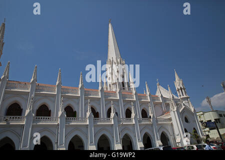 Ciel bleu sur la Basilique San Thome à Chennai, anciennement Madras, en Inde Banque D'Images