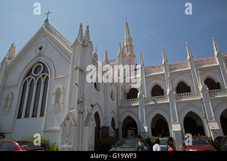 Ciel bleu sur la Basilique San Thome à Chennai, anciennement Madras, en Inde Banque D'Images