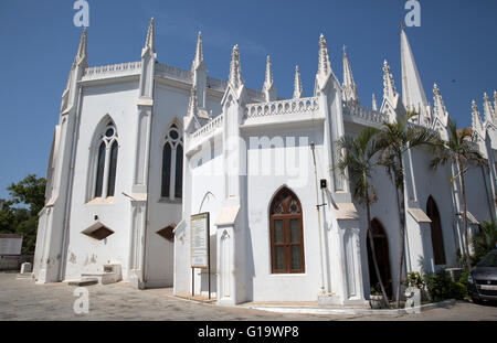 Ciel bleu sur la Basilique San Thome à Chennai, anciennement Madras, en Inde Banque D'Images