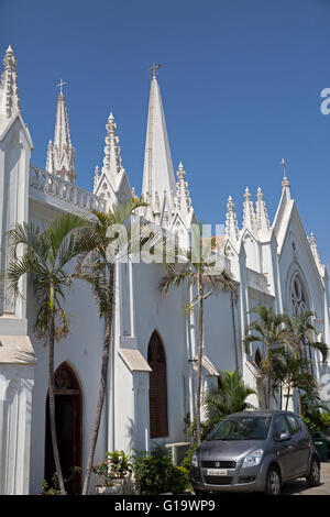 Ciel bleu sur la Basilique San Thome à Chennai, anciennement Madras, en Inde Banque D'Images