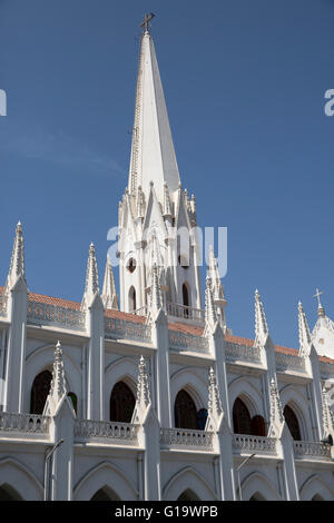 Ciel bleu sur la Basilique San Thome à Chennai, anciennement Madras, en Inde Banque D'Images