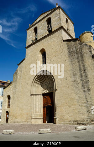 Église Notre Dame de Beaulieu dans le village médiéval de Cucuron, Luberon, Vaucluse, Provence-Alpes-Cote d'azur , france Banque D'Images