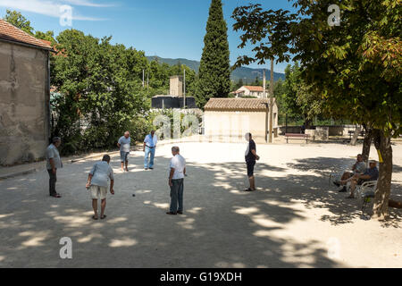 Les hommes âgés moyens jouant la pétanque, Cucuron, Vaucluse, Provence-Alpes-Côte d'Azur, France Banque D'Images