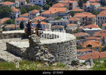 Couple de touristes adultes, habillé en summerwear jouissant de la vue panoramique de la forteresse médiévale de Myrina tour sud, Lemnos, GR Banque D'Images