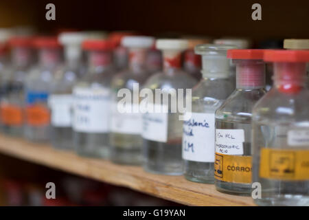 Pots de stockage en verre contenant des produits chimiques dans un laboratoire d'école Banque D'Images