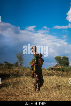 Tribu Hamer femme avec son bébé, vallée de l'Omo, Ethiopie, Turmi Banque D'Images