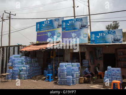 L'eau potable en bouteille pour la vente de rue, Addis Abeba, Addis Abeba, Ethiopie Banque D'Images