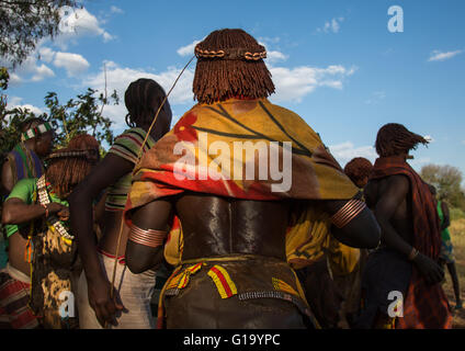 Les femmes de la tribu Hamer danser lors d'un saut de bull cérémonie, vallée de l'Omo, Ethiopie, Turmi Banque D'Images