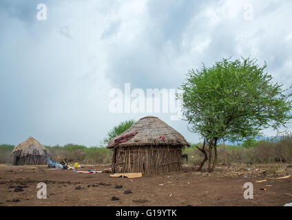 Huttes de chaume dans un village de la tribu des bodi, vallée de l'Omo, Hana mursi, Ethiopie Banque D'Images