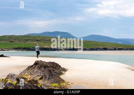 Lone Walker sur la plage vide déserté sur Loughros Point, Ardara, comté de Donegal, Irlande Banque D'Images