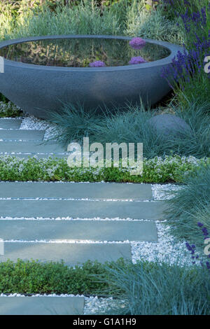 La plantation d'herbes entre les pavés et le sable RHS Hampton Court Show Gardens 2015 - Living Landscapes : Guérison Jardin Urbain, argent Guil Banque D'Images