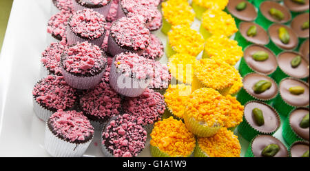 Bonbons de chocolat colorés sur un marché compteur, close-up photo avec selective focus Banque D'Images