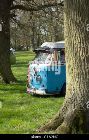 Style Rat VW Volkswagen camper van entre arbres à Stanford Hall, Leicestershire, Angleterre Banque D'Images