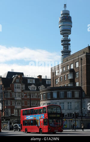 La British Telecom Tower et un red London bus à double étage, Euston, Londres, Angleterre, Royaume-Uni. Banque D'Images