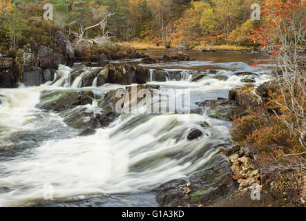 River Affric tumbling sur de petites chutes d'eau en Glen Affric montrant couleurs d'automne Banque D'Images