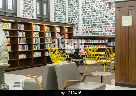 Les clients de l'Avenue Pierre Bibliothèque dans le quartier de Brownsville Brooklyn à New York le samedi 7 mai 2016. (© Richard B. Levine) Banque D'Images