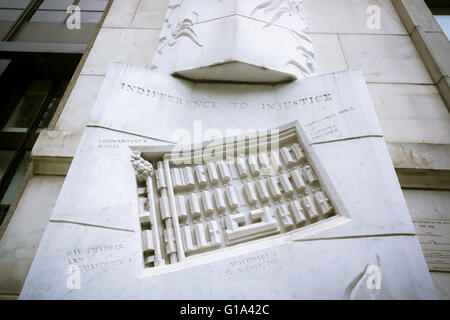 Un Holocaust Memorial sur le Palais de l'annexe, à New York, le Jour commémoratif de l'Holocauste, Yom HaShoah, jeudi 5 mai 2016. Le monument sur un pilastre attaché à l'immeuble est par l'artiste Harriet Feigenbaum basé sur un 1945 Photographie aérienne du camp de concentration d'Auschwitz. Le 1990 est intitulé 'Memorial mémorial aux victimes de l'injustice de l'Holocauste". Plus de six millions de Juifs et autres minorités ont péri pendant l'Holocauste. (© Richard B. Levine) Banque D'Images