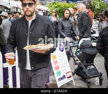 Profitez de l'offre de bonne chère au Madison Square mange des pop-up marché plein air à New York, le jeudi 5 mai 2016. Le mois de la foire de l'alimentation temporaire, en place d'une valeur par Madison Square Park, apporte toute une gamme de restaurants offrant un coin repas extérieur attire les gourmands et expérience de la foule après le travail. (© Richard B. Levine) Banque D'Images