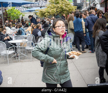 Profitez de l'offre de bonne chère au Madison Square mange des pop-up marché plein air à New York, le jeudi 5 mai 2016. Le mois de la foire de l'alimentation temporaire, en place d'une valeur par Madison Square Park, apporte toute une gamme de restaurants offrant un coin repas extérieur attire les gourmands et expérience de la foule après le travail. (© Richard B. Levine) Banque D'Images