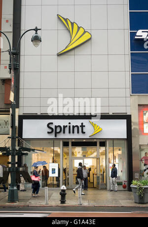 Un magasin à Herald Square à New York le mardi, Mai 3, 2016. Sprint a fait état d'une perte plus grande et moins de nouveaux abonnés pour le dernier trimestre décevant les analystes. (© Richard B. Levine) Banque D'Images