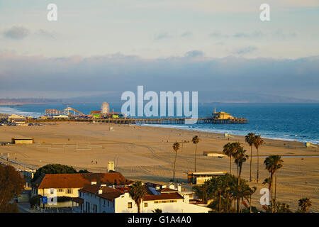 Vue de la jetée de Santa Monica au coucher du soleil Banque D'Images