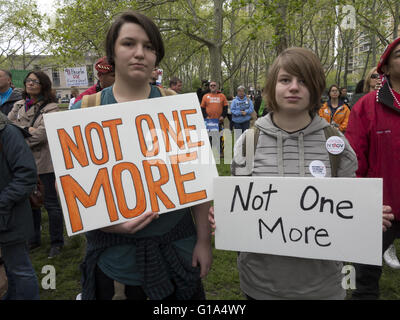 Les mamans annuelles de 4th exigent une action contre la marche des droits du deuxième amendement de l'Amérique à New York sur 7 mai 2016. Les panneaux indiquent : « pas un de plus ». Banque D'Images