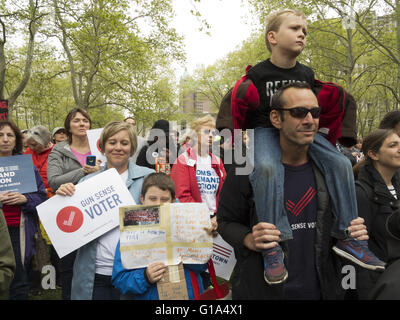 La 4ème Action contre la demande de mamans Amérique du deuxième amendement de l'homme mars à New York le 7 mai 2016. Les marcheurs Banque D'Images