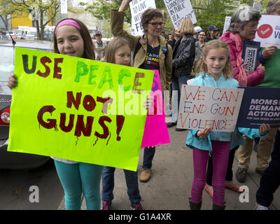 Les filles protestent lors de la manifestation annuelle de 4th de la mamans exigent une action contre la marche des droits du deuxième amendement de l'Amérique à New York sur 7 mai 2016. Les marcheurs Banque D'Images