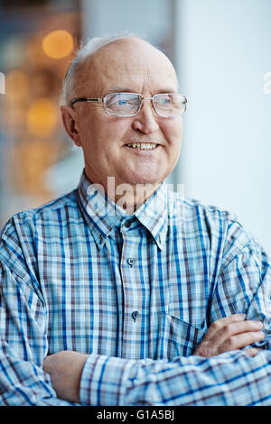 Happy senior man dans les lunettes et la chemise Banque D'Images