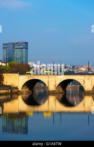 L'Eurasie, région du Caucase, la Géorgie, Tbilissi, pont en arc se reflétant dans la rivière Mtkvari Banque D'Images