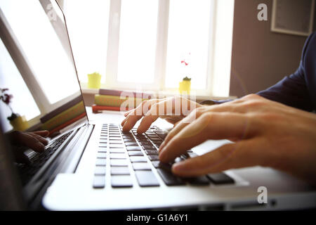 Homme d'affaires est de taper au clavier Banque D'Images