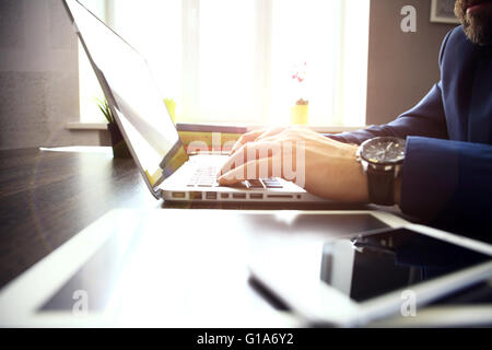 Homme d'affaires est de taper au clavier Banque D'Images