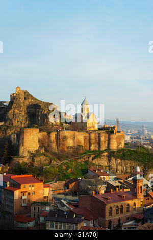 L'Eurasie, région du Caucase, la Géorgie, Tbilissi, la vieille ville et l'église St Nicolas au sommet de la forteresse de Narikala Banque D'Images